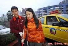一位盲人美女打车，下车后司机把她扶到小区后，竟然…